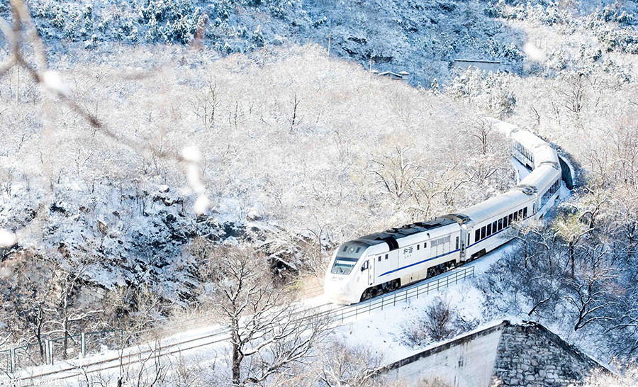 「雪の国の列車」が長城の居庸関を越えて「銀の蛇」のように美しい