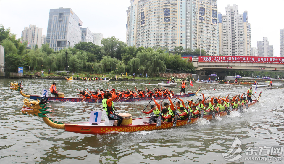 上海の「蘇州河」でドラゴンボートレース