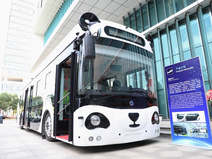 中国のAI企業が開発したAIバスが上海で公開