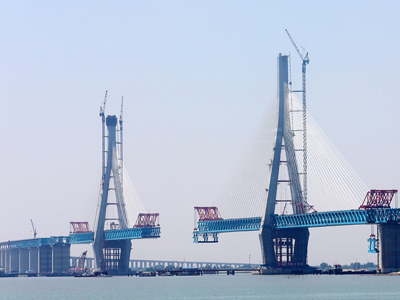 滬通長江橋の工事が進む　世界最大の両用斜張橋に