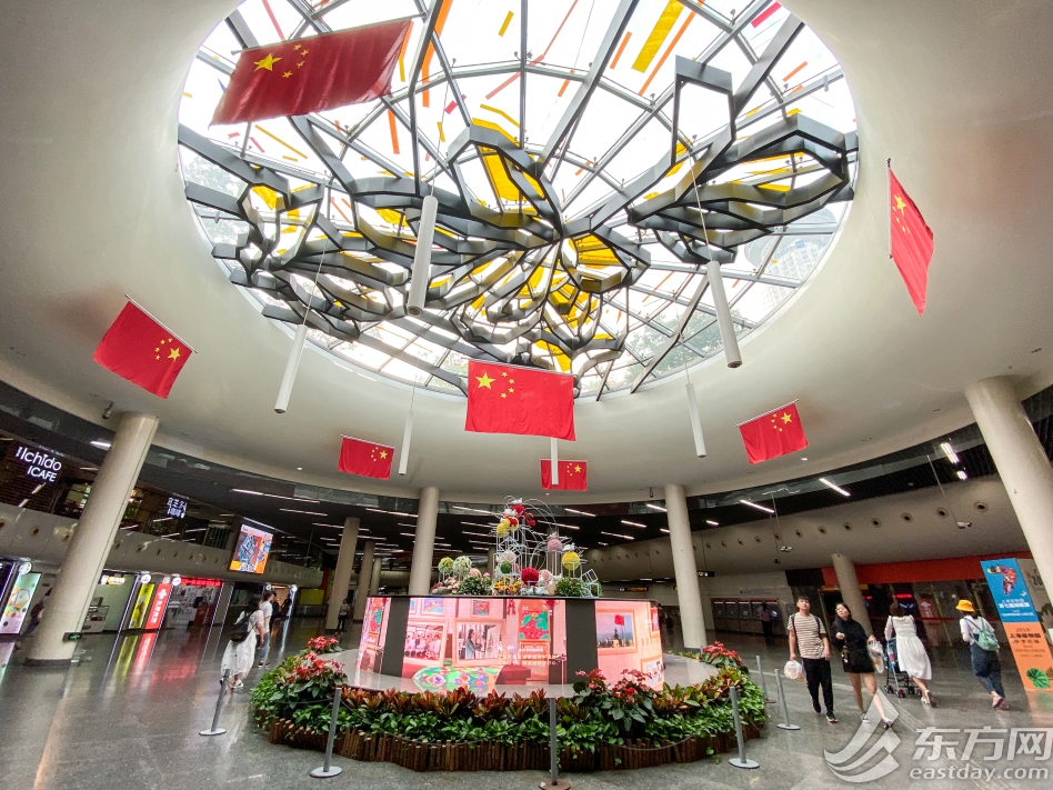 国慶節を迎え、上海の地下鉄駅は祝日の雰囲気