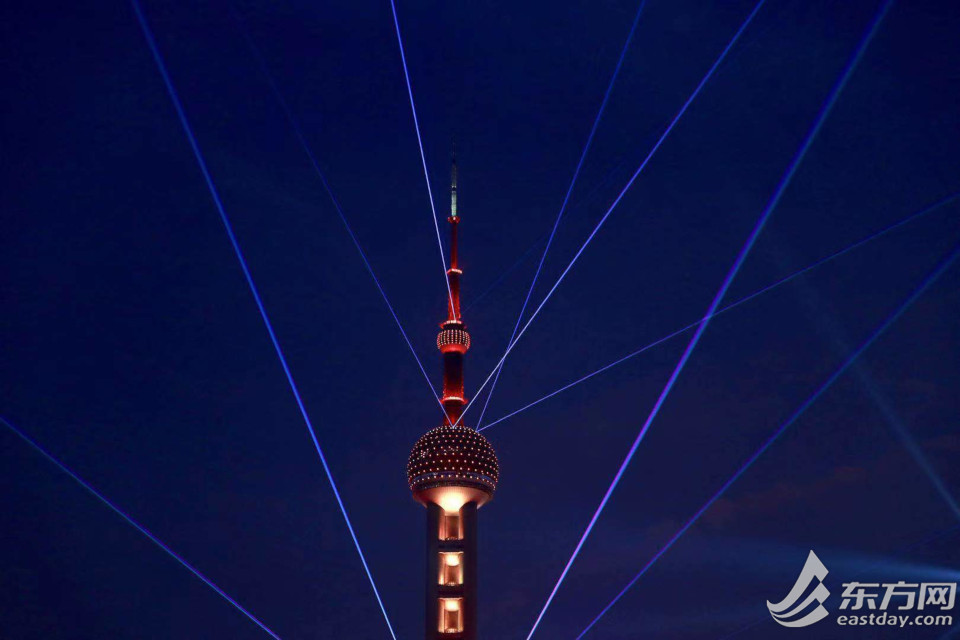 新中国成立７０周年を祝し上海黄浦江でライトショー
